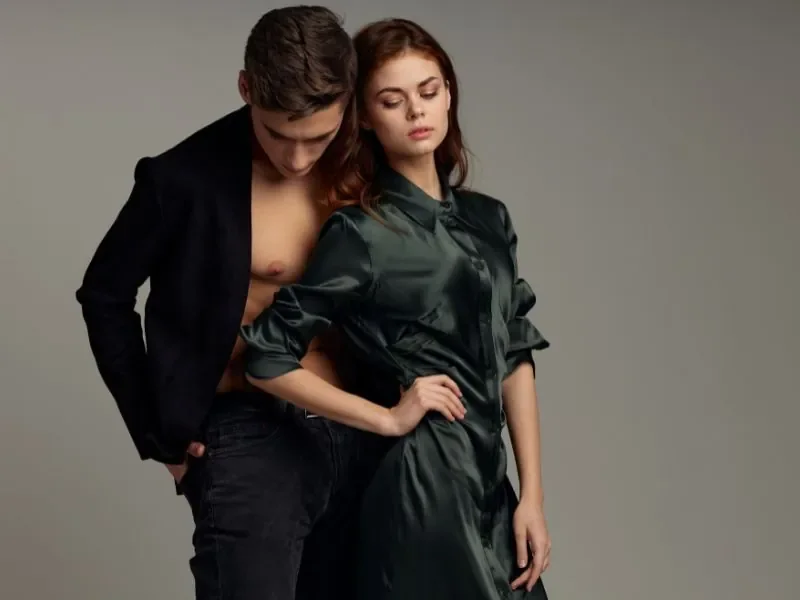 Casal em produção de moda posando em estúdio