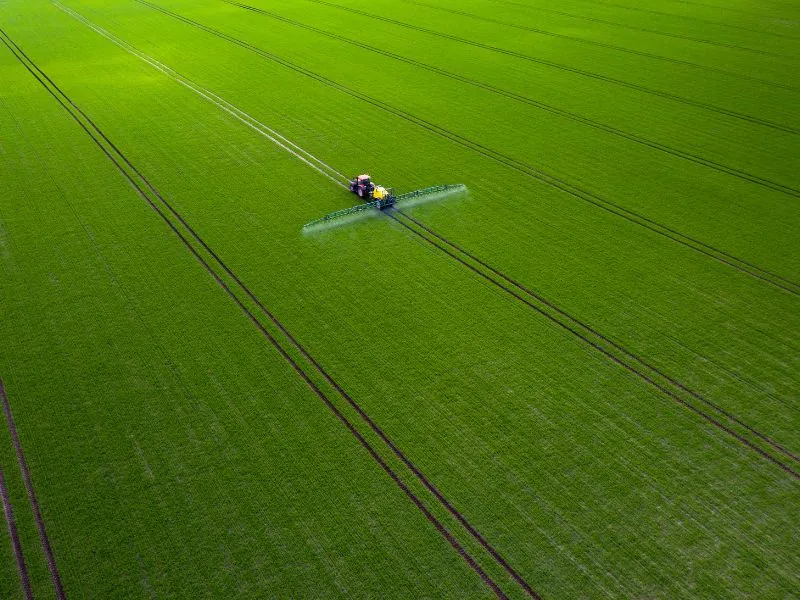 Drone pulverizando lavoura visto de cima